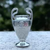 Pequeño adorno de trofeo de la liga de campeones.