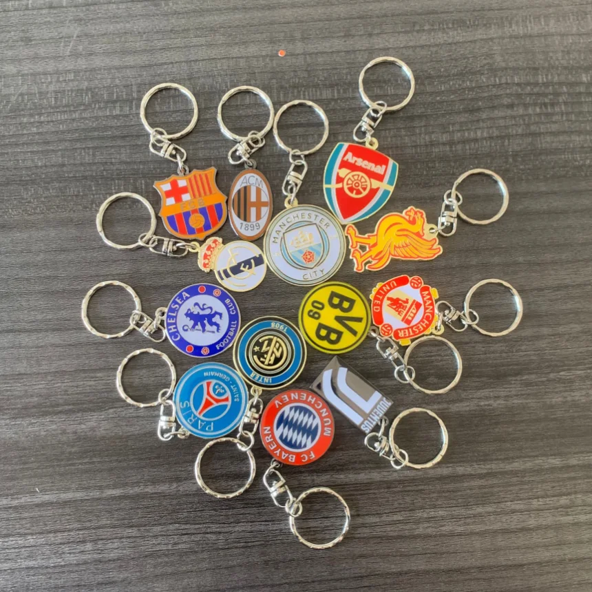 Portachiavi Per Tifosi Da 2 Pezzi - Ciondoli In Metallo Per Chiavi, Borse E Cellulari | Decorazioni Per Appassionati Di Calcio - Foto 9