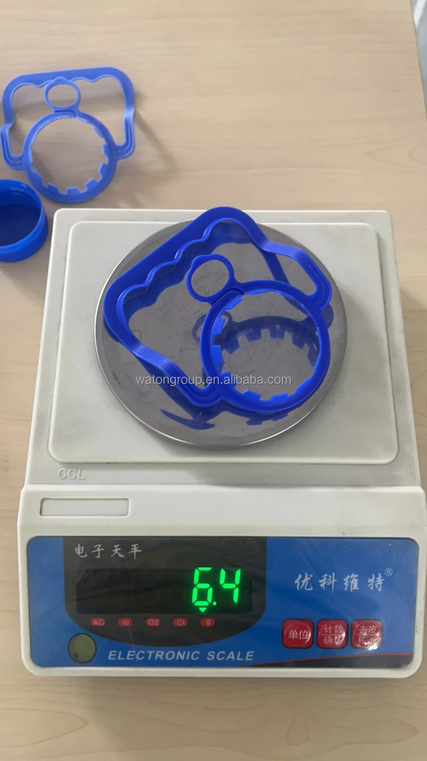 manufacturer cheap price 48mm blue plastic bottle water cap and handel  for juice oil bottle supplier