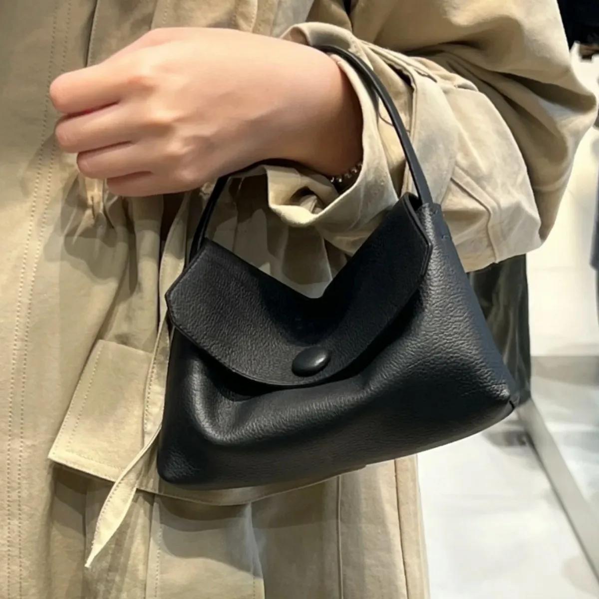 High-end Row-Style New-Style Sally Women’s Premium Genuine Leather Urban Simplicity Minimalist Design Button Detail Flap-Style