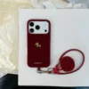 Portachiavi cavallo dorato piccolo in velluto rosso con pon pon di pelliccia.