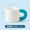 Tasse blanche avec pied bleu