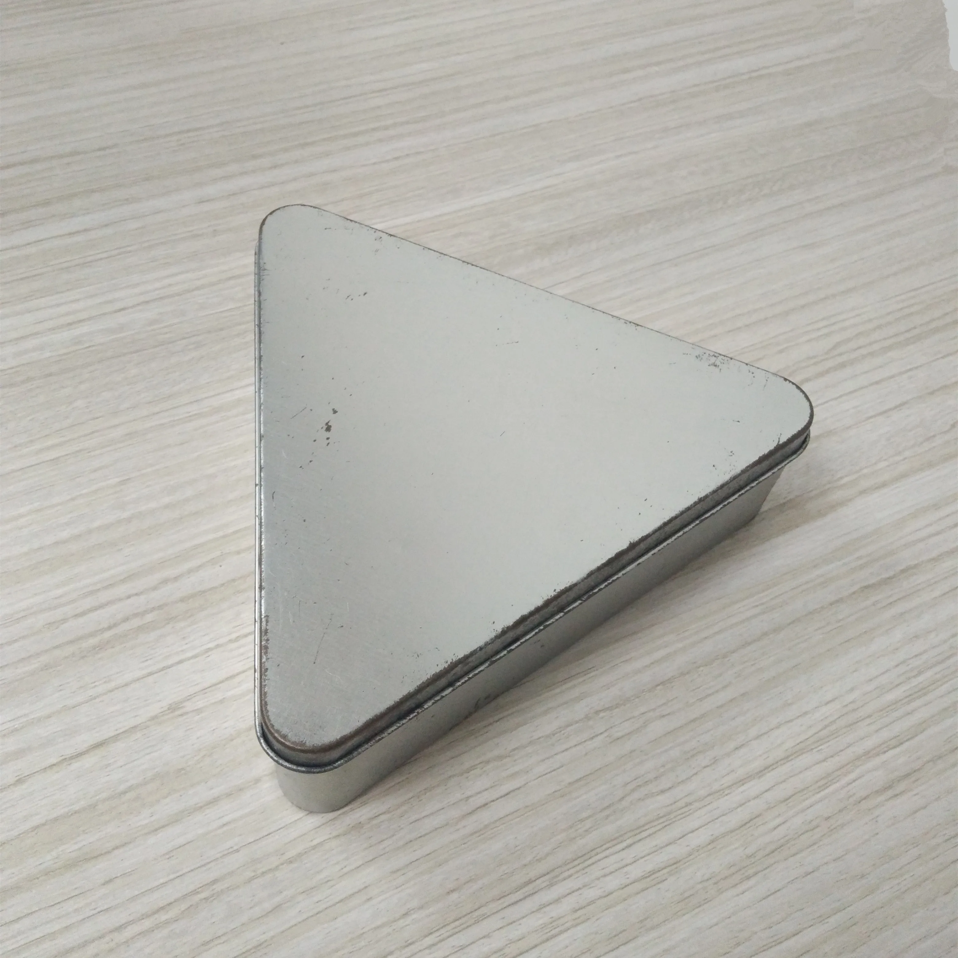 With Custom Printing Triangle Tin Box Creative Factory Price Personal Care Candle Gift Packaging Silver Tin Can Triangular Tin