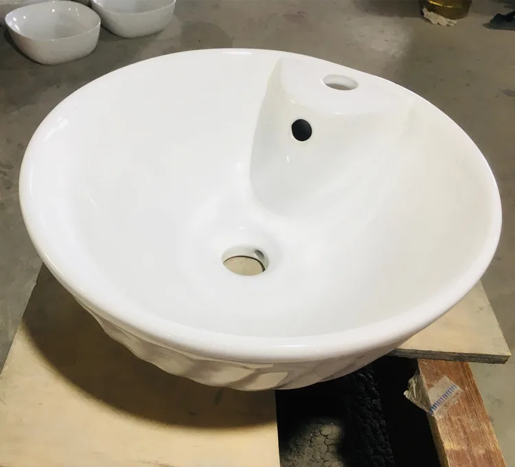 Porserang pang-banyo na mababaw na hugis irregular