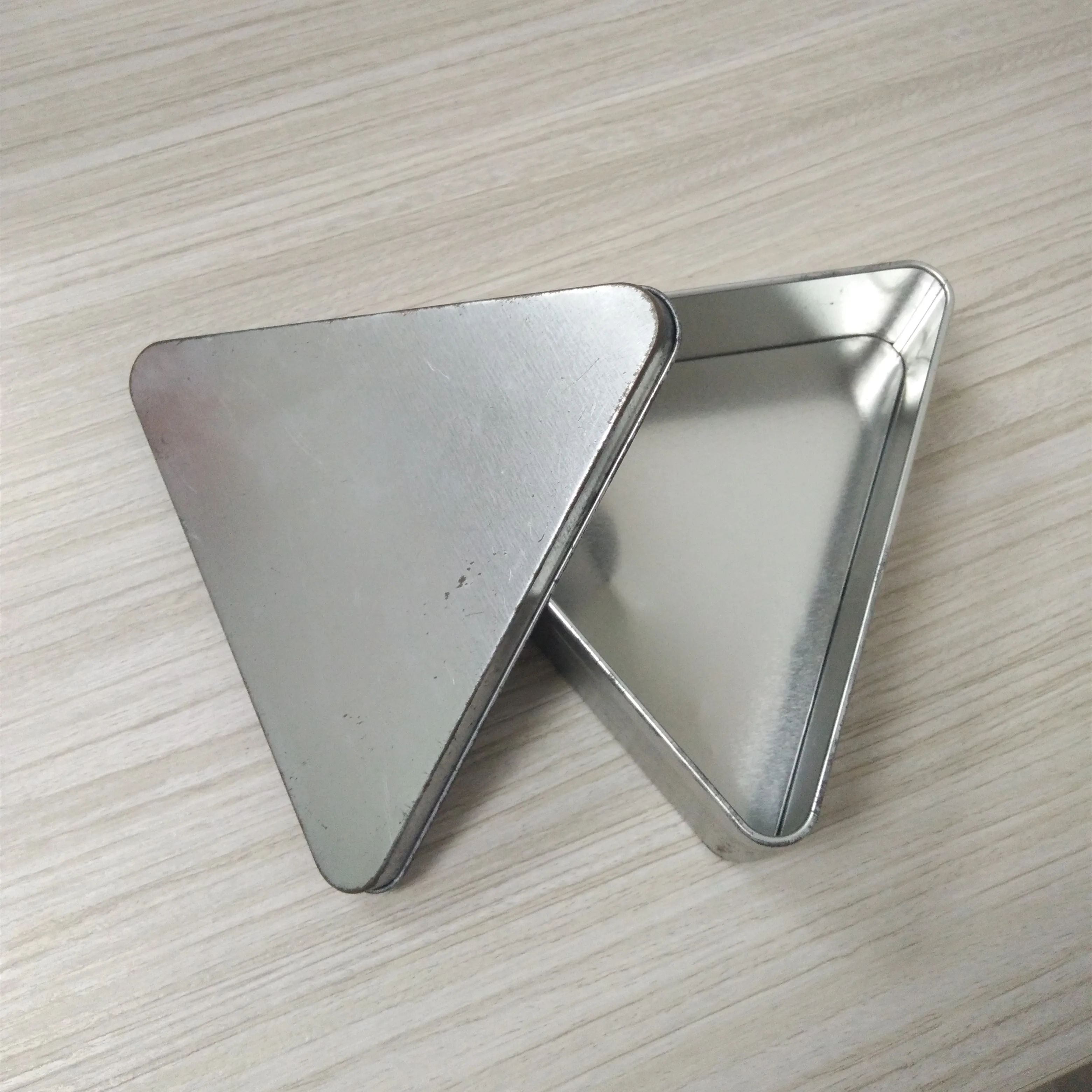 With Custom Printing Triangle Tin Box Creative Factory Price Personal Care Candle Gift Packaging Silver Tin Can Triangular Tin