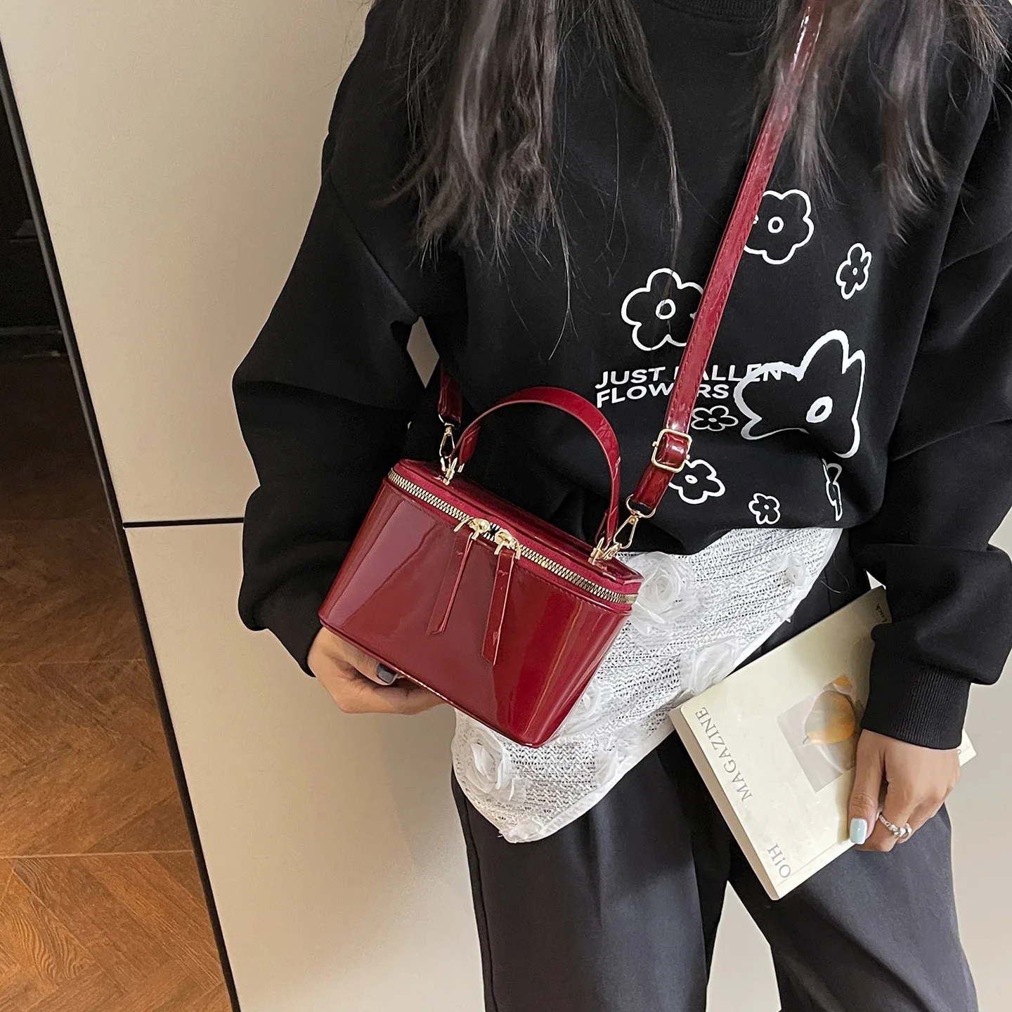 2026 New Super Fire Square Chain Crossbody Bag All-match Zipper Closure Stitching Polyester Lining High-end Texture Handbag