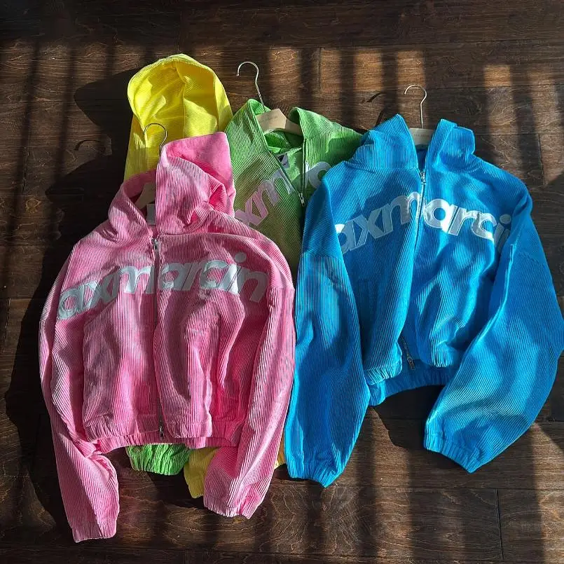 Heavy-weight hoodie i bomuldskordovæv – en løs street-style langærmet jakke med retro-udtryk, metalgnav og broderi