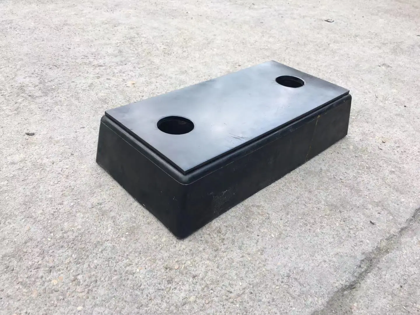 Steel Face UHMWPE Molded  Rubber Dock  Leveler Bumper for Truck Trailer Loading Dock Fender Bumper manufacture