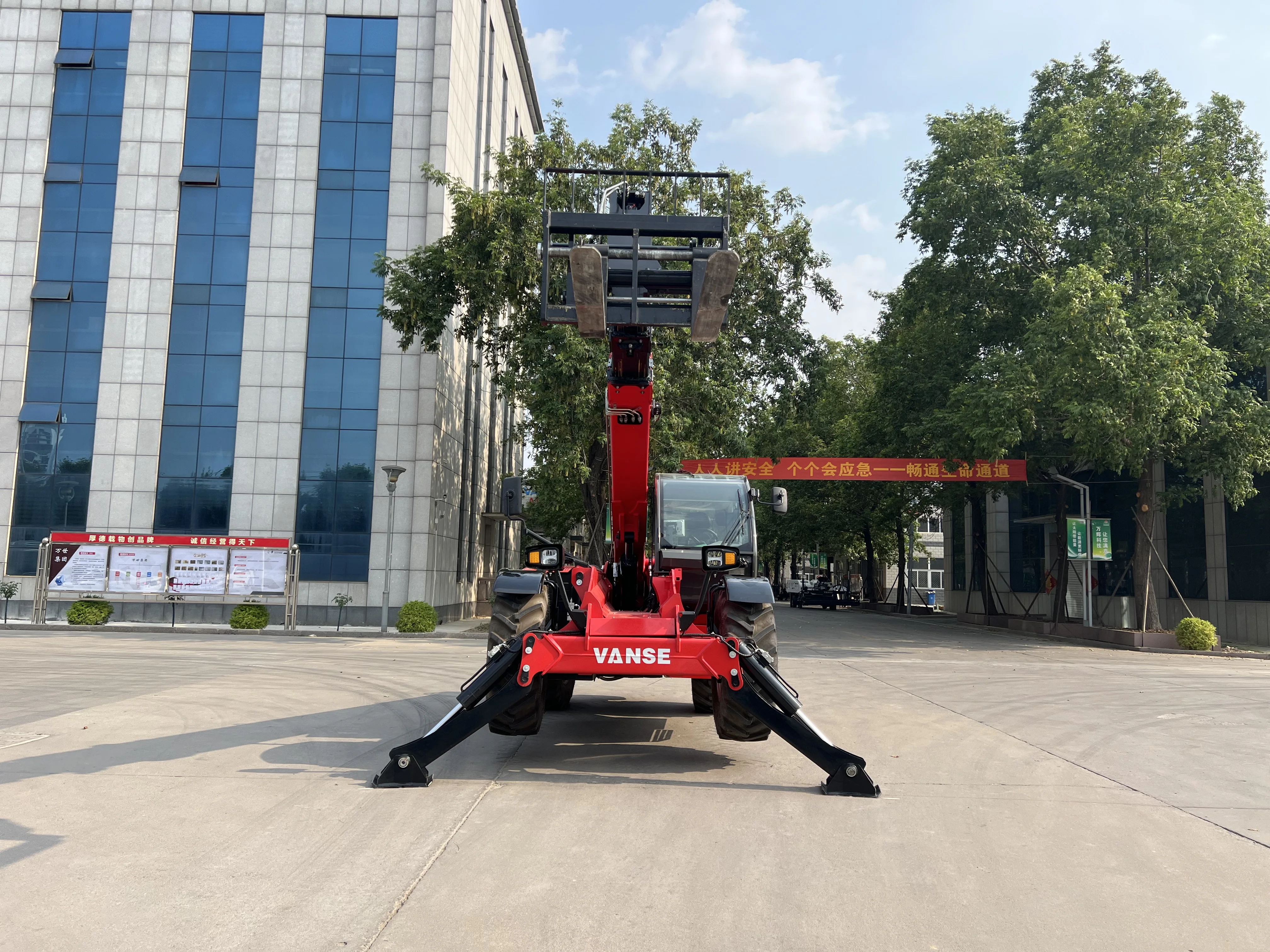 Diesel Telescopic Handler with 17 Metre Boom 3ton 4ton Load Capacity Construction Lifter