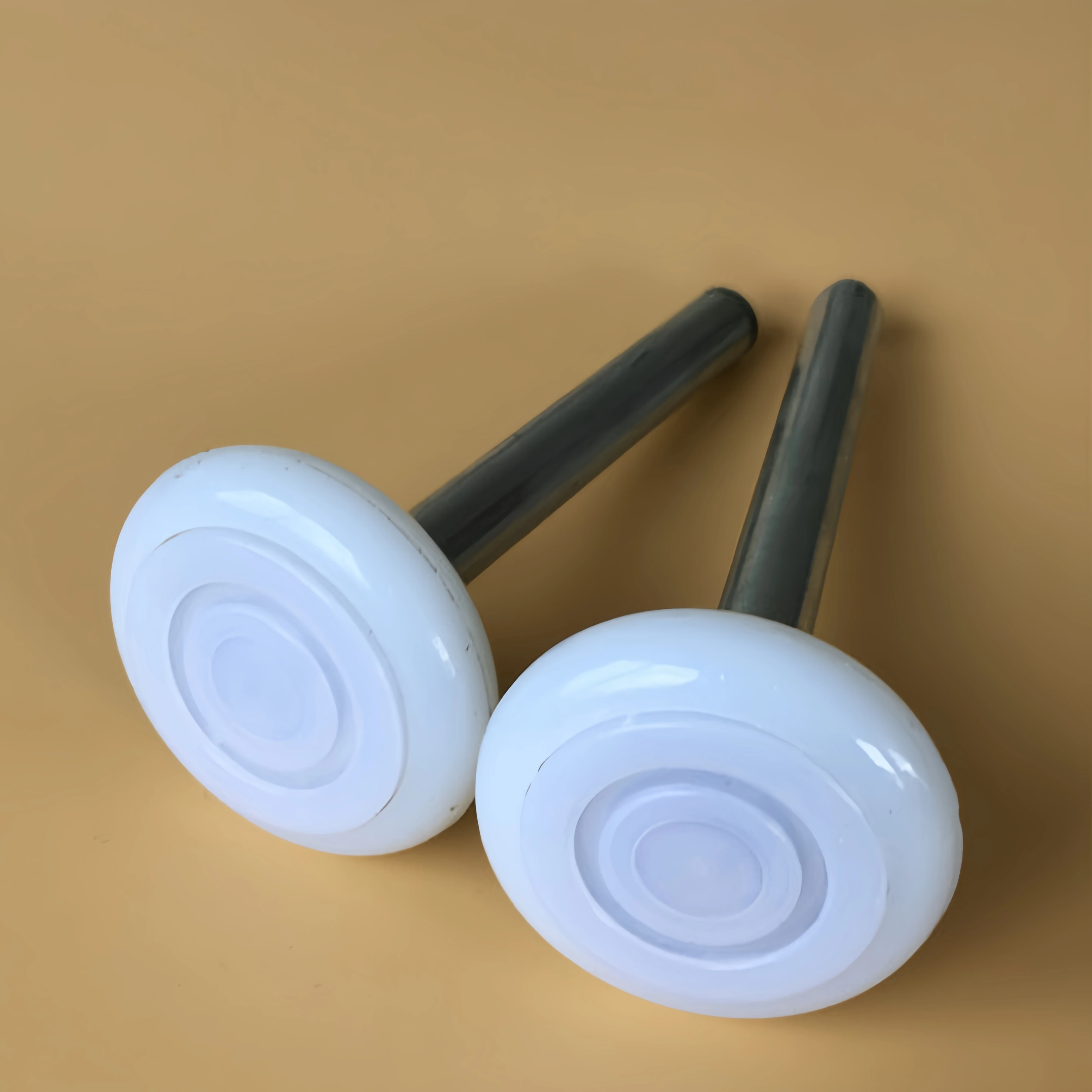Factory Direct Supply of American Style White Dust Cover 46mmx120mm Nylon Roller Cover Cheap Garage Door Window Accessories