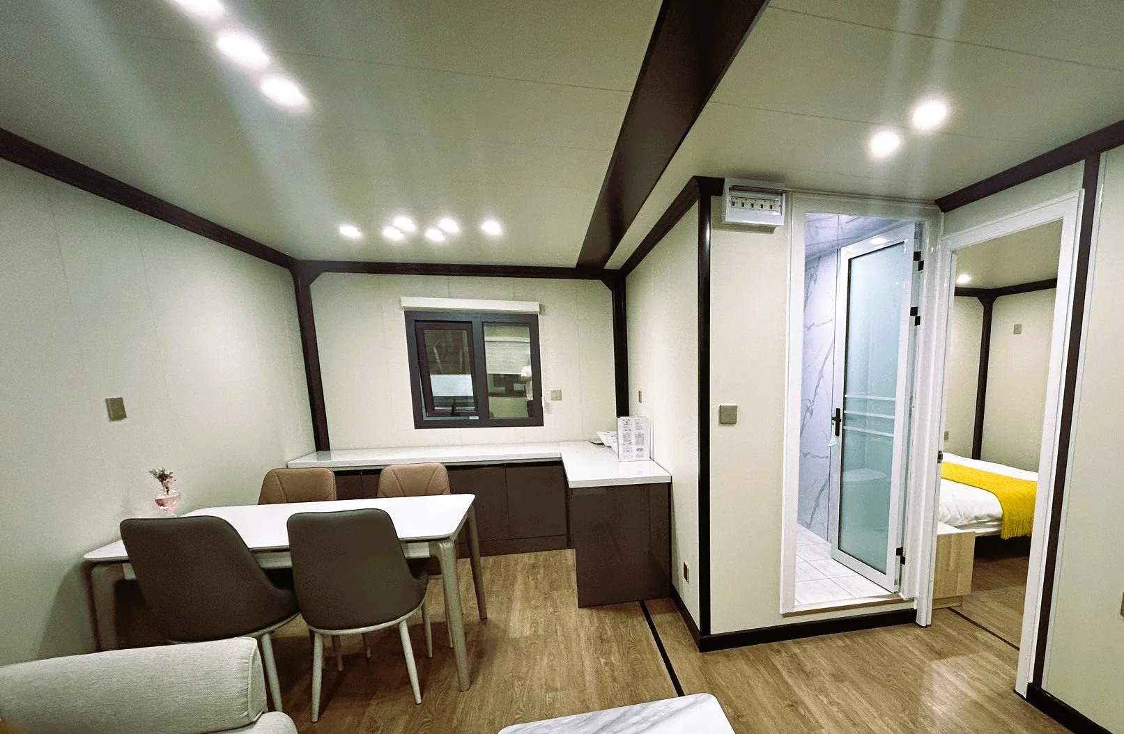 Popular 40ft Expandable Container House 3 Bedroom Prefab Mobile Home Cyclone-Proof Living Room Mall Workshop School Supermarket