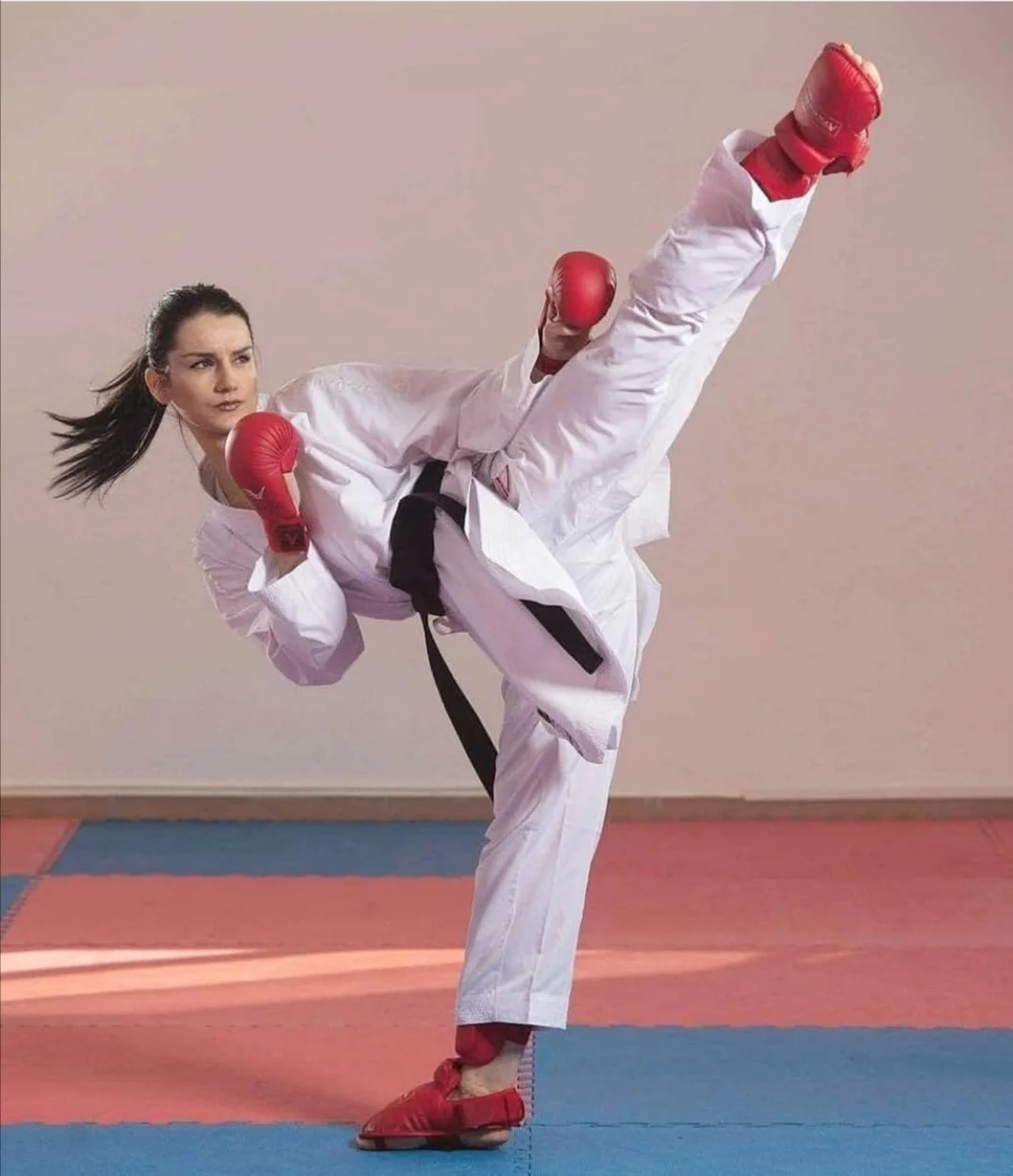 Айкидо для детей. Каратист против тхэквондиста. Каратэ дети. Что лучше карате или тхэквондо. Тхэквондо растяжка.