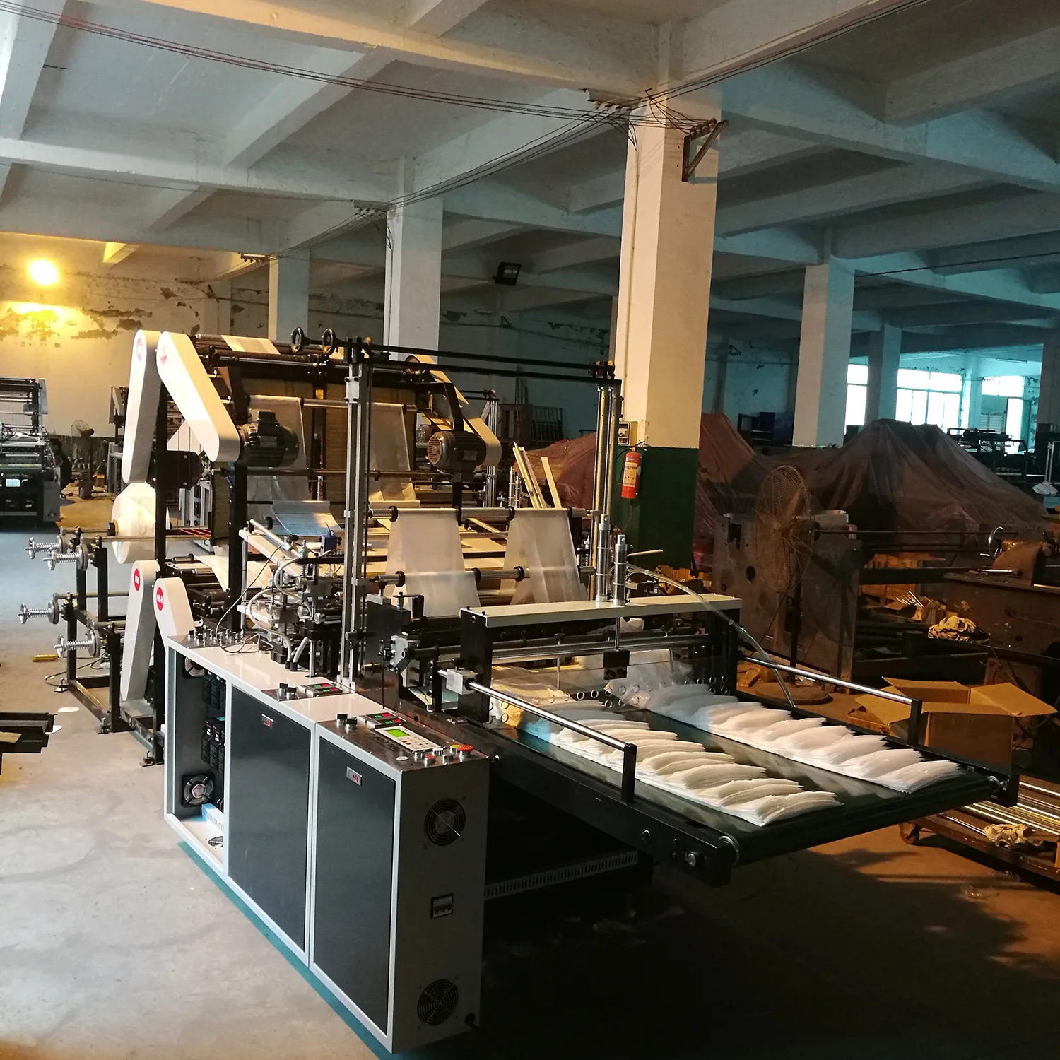 Новейшая автоматическая машина для изготовления сумок