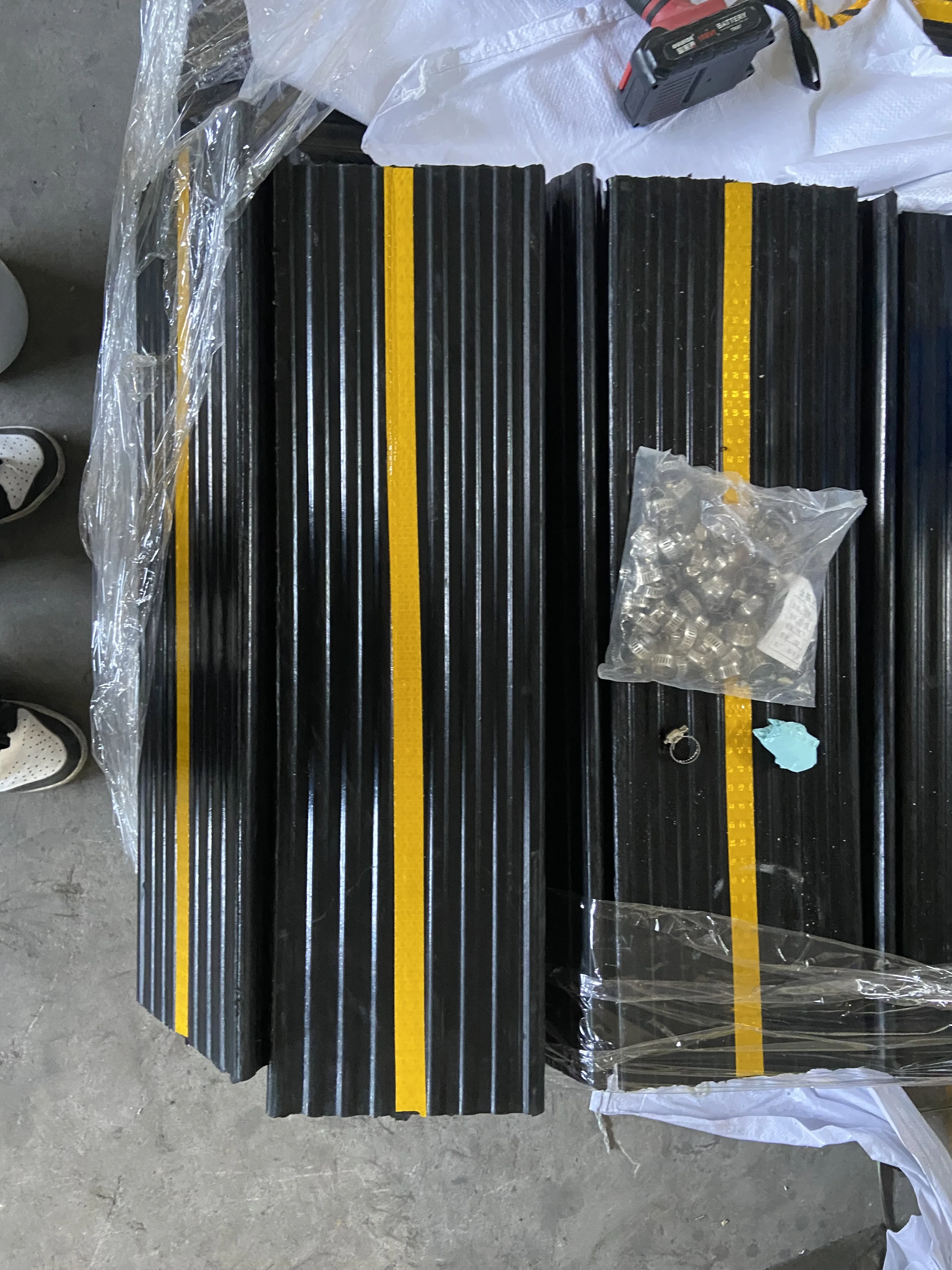 Heavy Duty Black Rubber Aircraft Wheel Chocks Carport Wheel Stopper for Car Parking Lot supplier