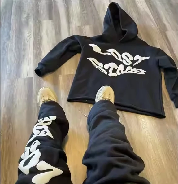 Conxunto de chándal para homes con pantalóns de felpudo con estampado gráfico 3D en relevo e capucha con bordos crus, estilo urbano e ampliado na parte inferior