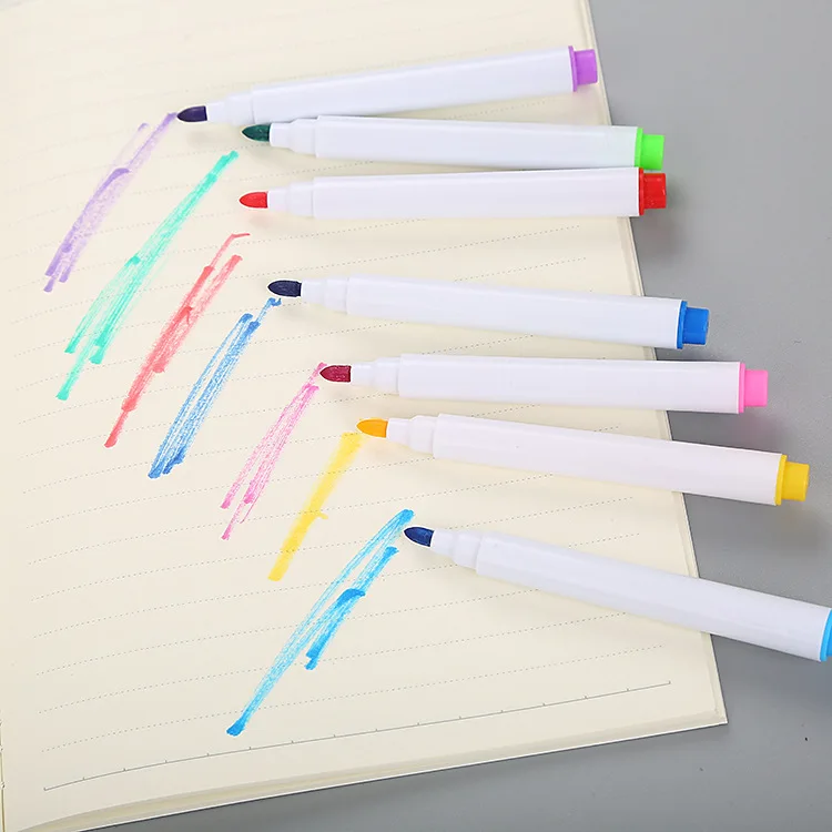 Kindermarkers met magnetische, gemakkelijk uitwisbare waterverftechniek voor tekenen en schrijven op een whiteboard._voghion.com
