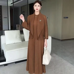 The Elegant Lady's Casual Suit Dress Paired with a Coat Is Extremely Trendy Miyake Pleated Suit