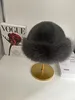 Gris oscuro