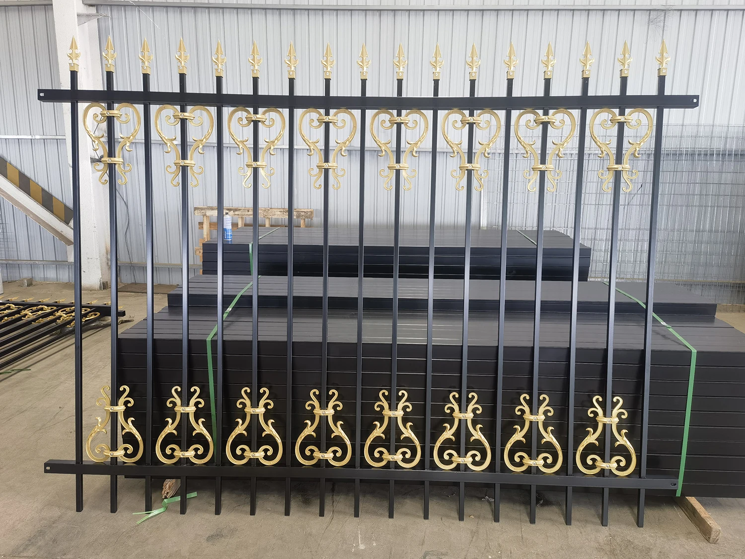 Wholesale 6ftx8ft garden black metal fences anti rust galvanized steel fences and gates for houses factory