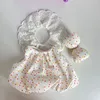 Conjunto de falda con capullos en forma de corazón en tonos pastel.