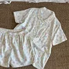 Pantaloncini a maniche corte con meduse colorate