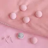 Una bolsa forrada de tela rosa