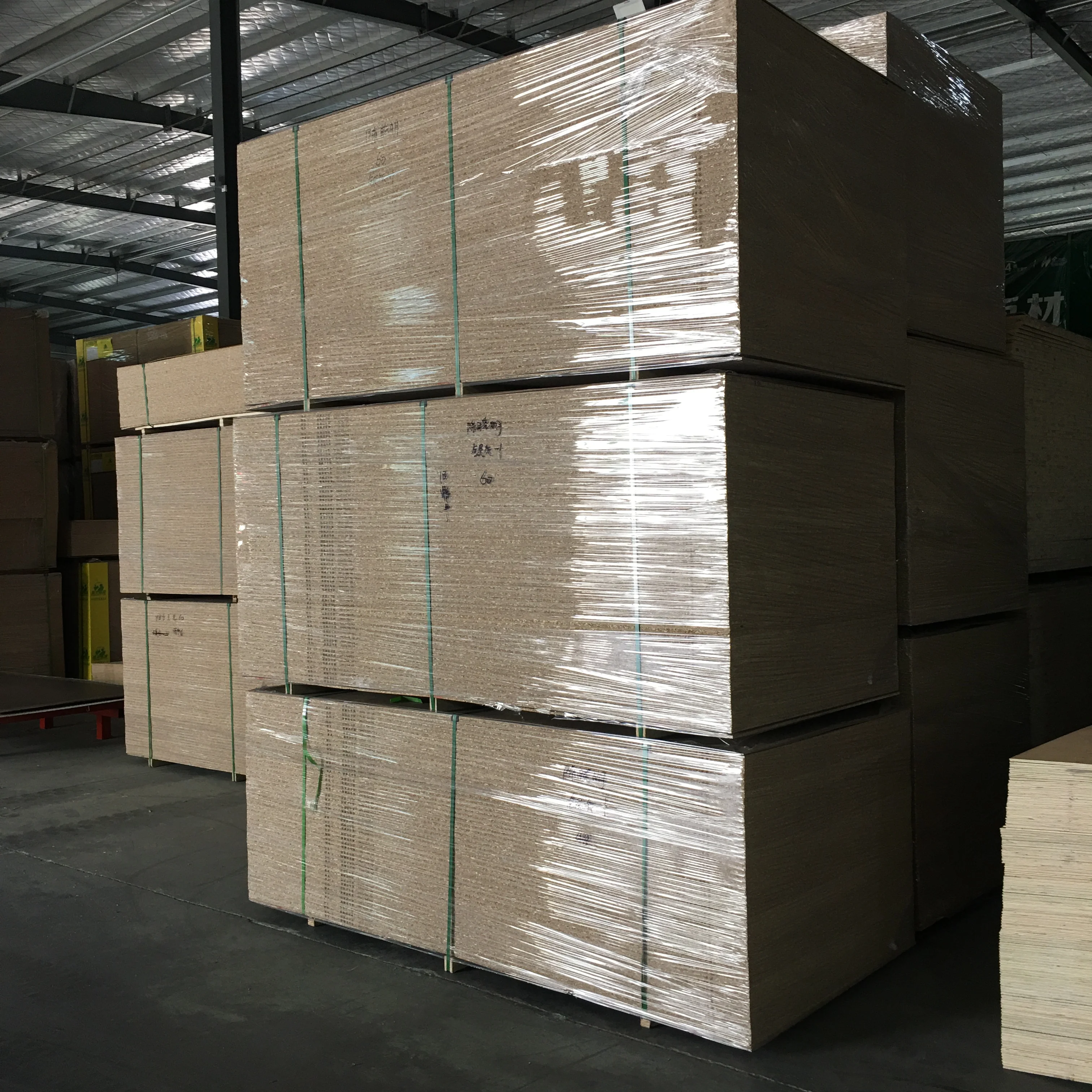 FSC Red Colour Wood Grain Medium Density Fiber Board HDF / UV / Melamine Faced MDF for Interior Decoration