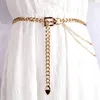 Cadena de cintura con cinturón de cuero dorado.