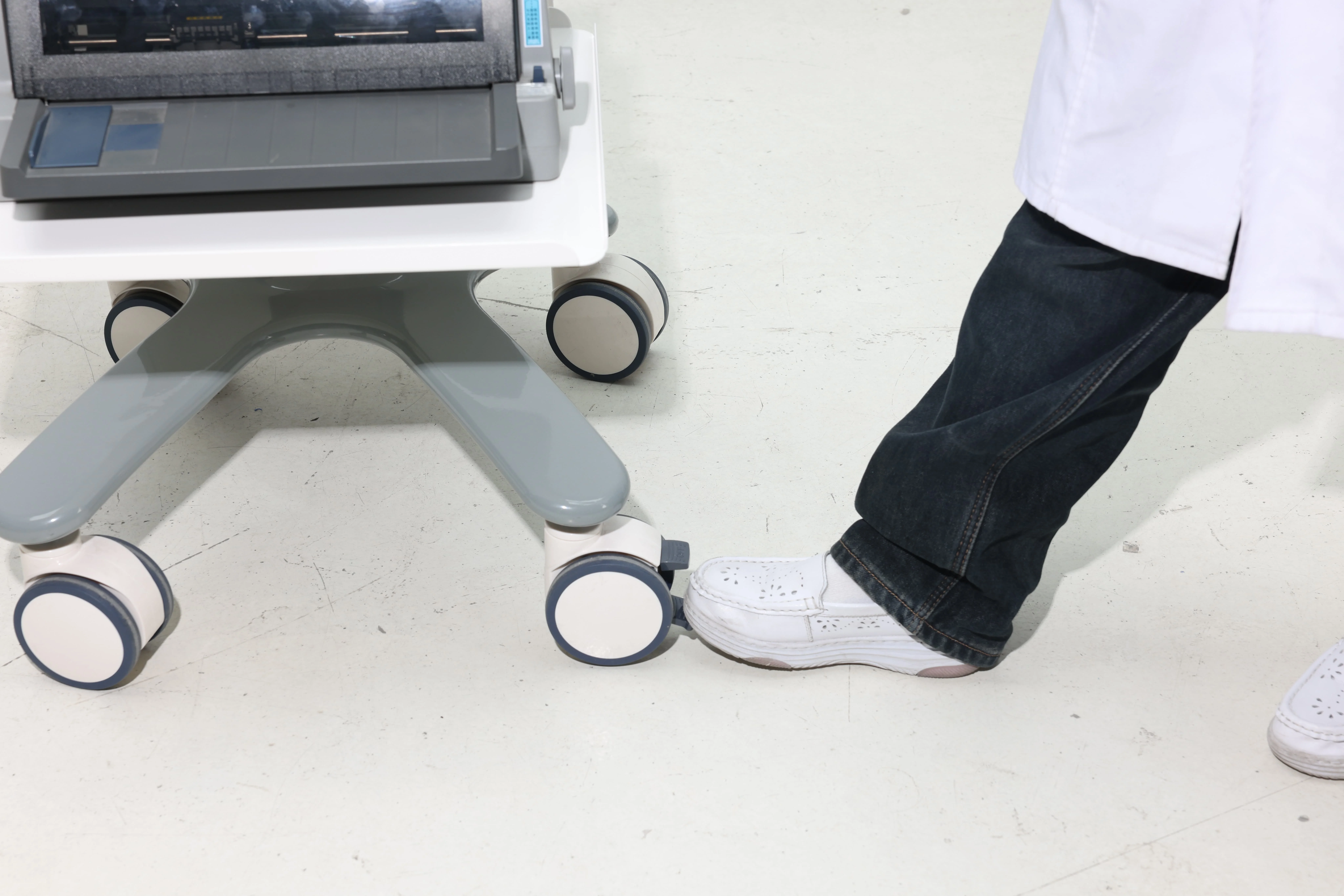 Modern ABS Hospital Mobile Examination Cart Rotating Monitor Mount Custom Printer Tray 4 Castor Individual Hotel Living Room 6