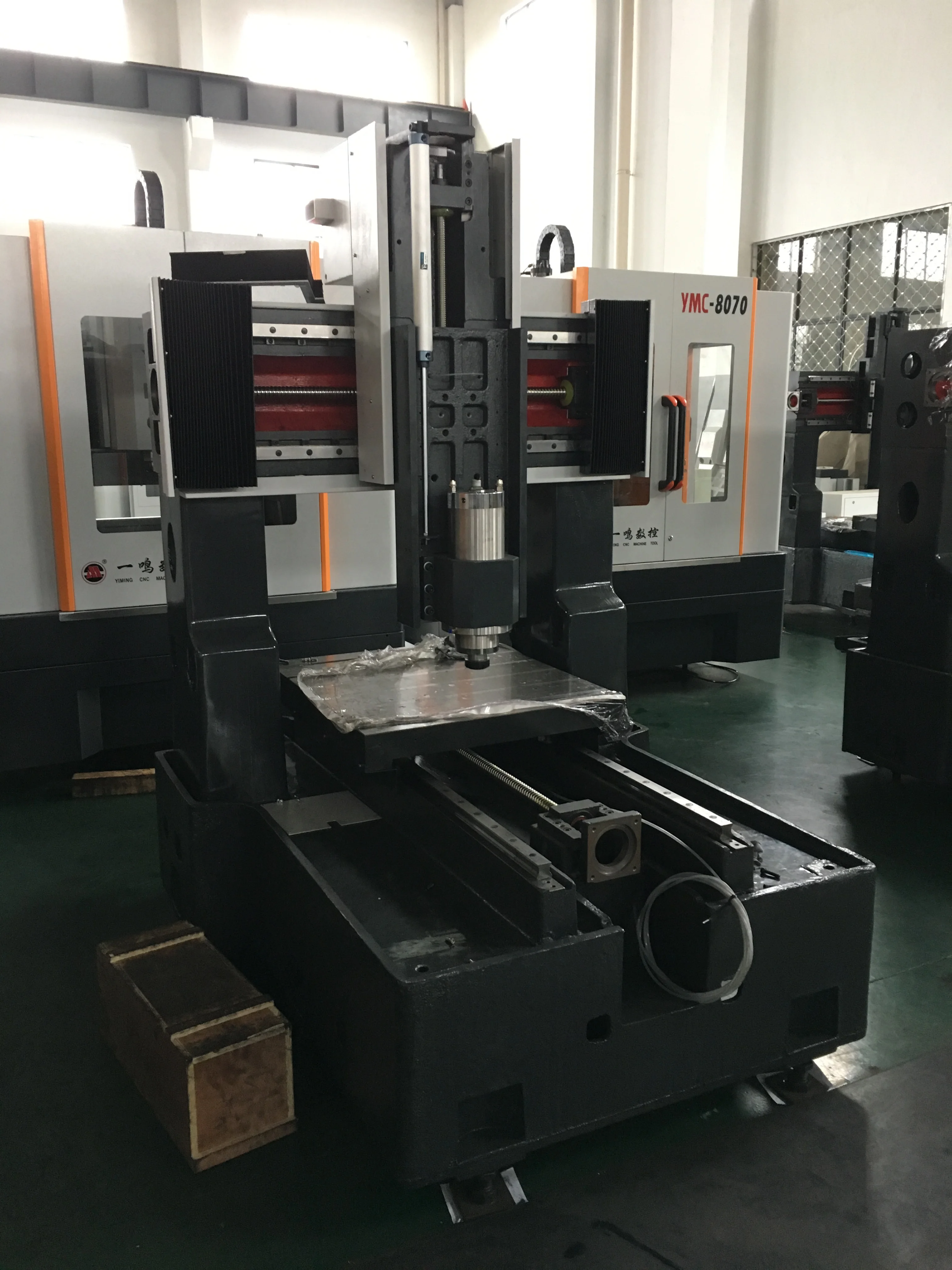 Maxtors лучшие продажи 3 оси высокая скорость вращения шпинделя металла пресс-форм фрезерный станок с ЧПУ гравировальный станок для пресс-форм прекрасно/рыболовная веревка для обработки YMC-8070