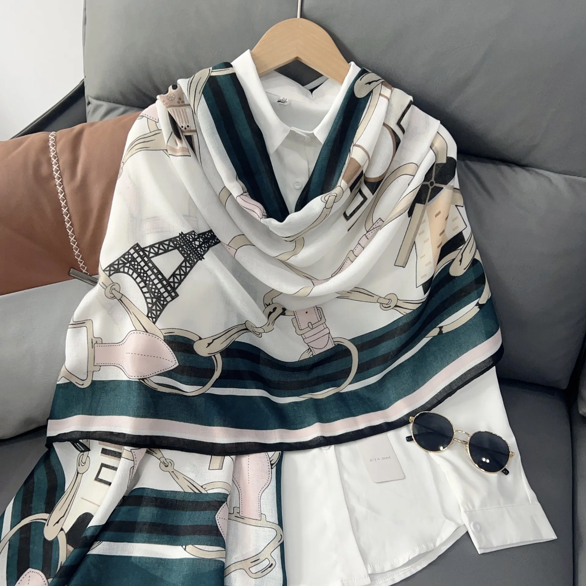 Wholesale Ladies Fashion Luxury Designer Inspired Shawls Women Scarfs with Chain Pattern Hijabs Printed Viscose Cotton Scarves