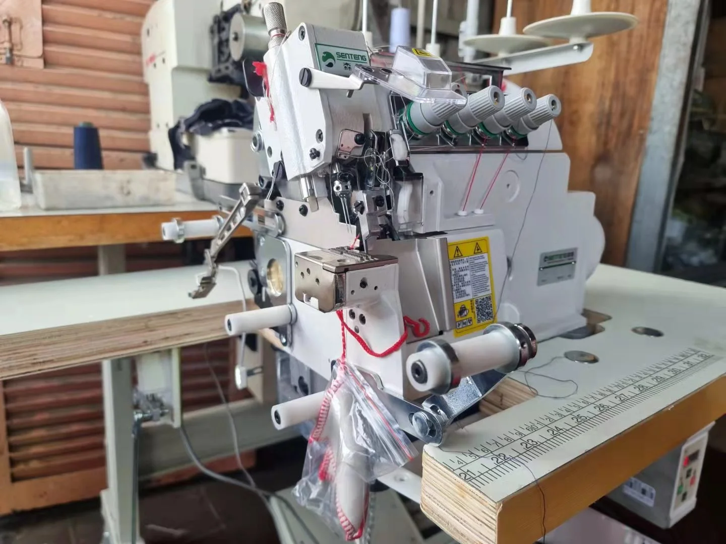 High Quality Professional Direct Drive 5 Threads Small Cylinder Bed Overlock Sewing Machine