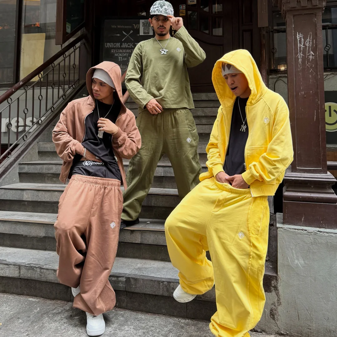 Přizpůsobitelný dvoudílný streetwearový sportovní oblek jednobarevného provedení – high-street kapuci s rozděleným zipem a volné sportovní kalhoty s vyšitým motivem a širokými nohavicemi