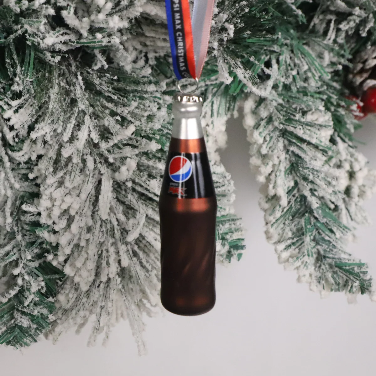 decorazione natalizia a mano, piccoli ornamenti di vetro personalizzati da appendere al Natale