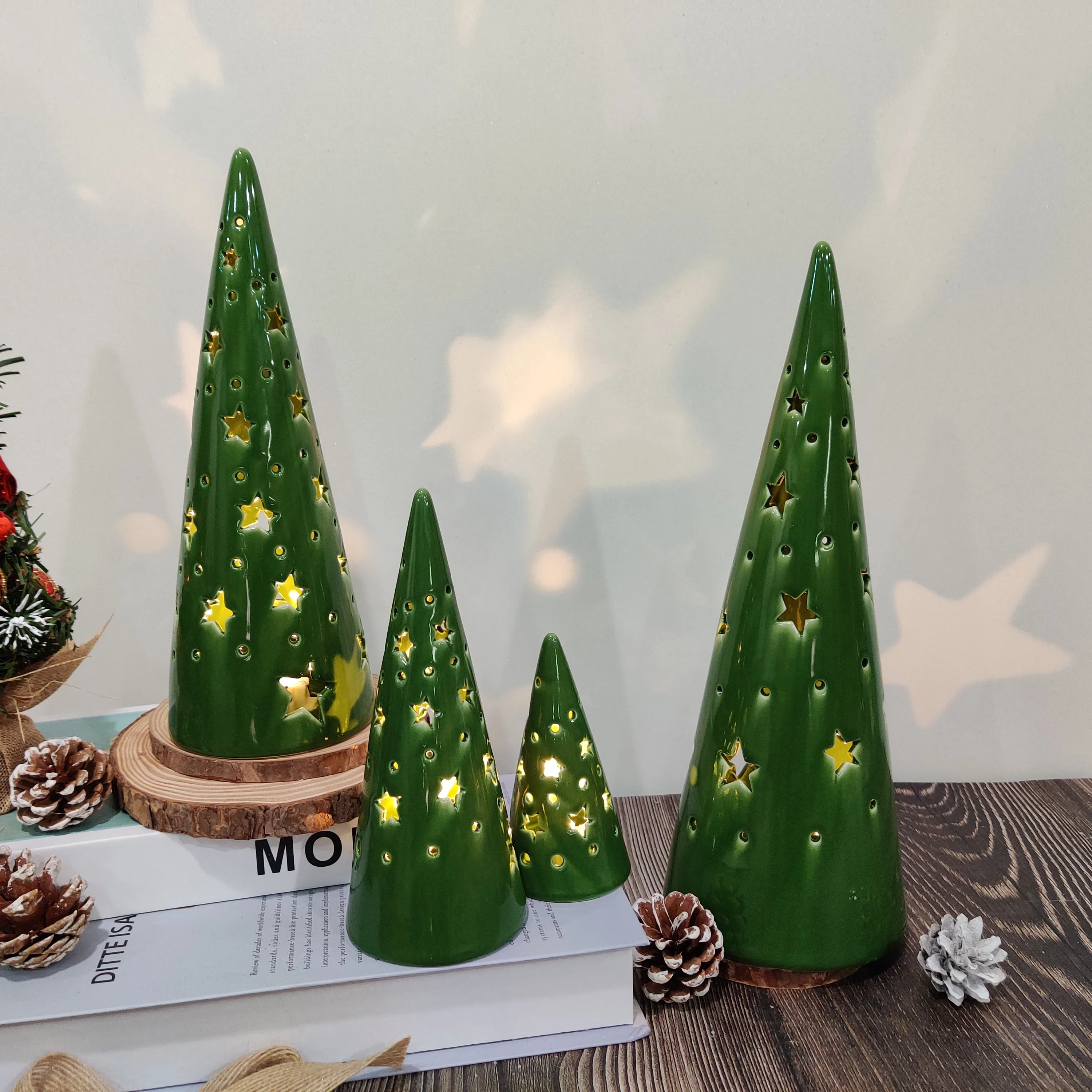 Árvore De Natal Iluminada Personalizada,Vela Árvores De Cerâmica Estátua Pequena  Árvore De Natal Com Luzes Led - Buy Mini Árvore De Natal Decoração Da Árvore  De Natal De Cerâmica Atacado,Pop Up Da