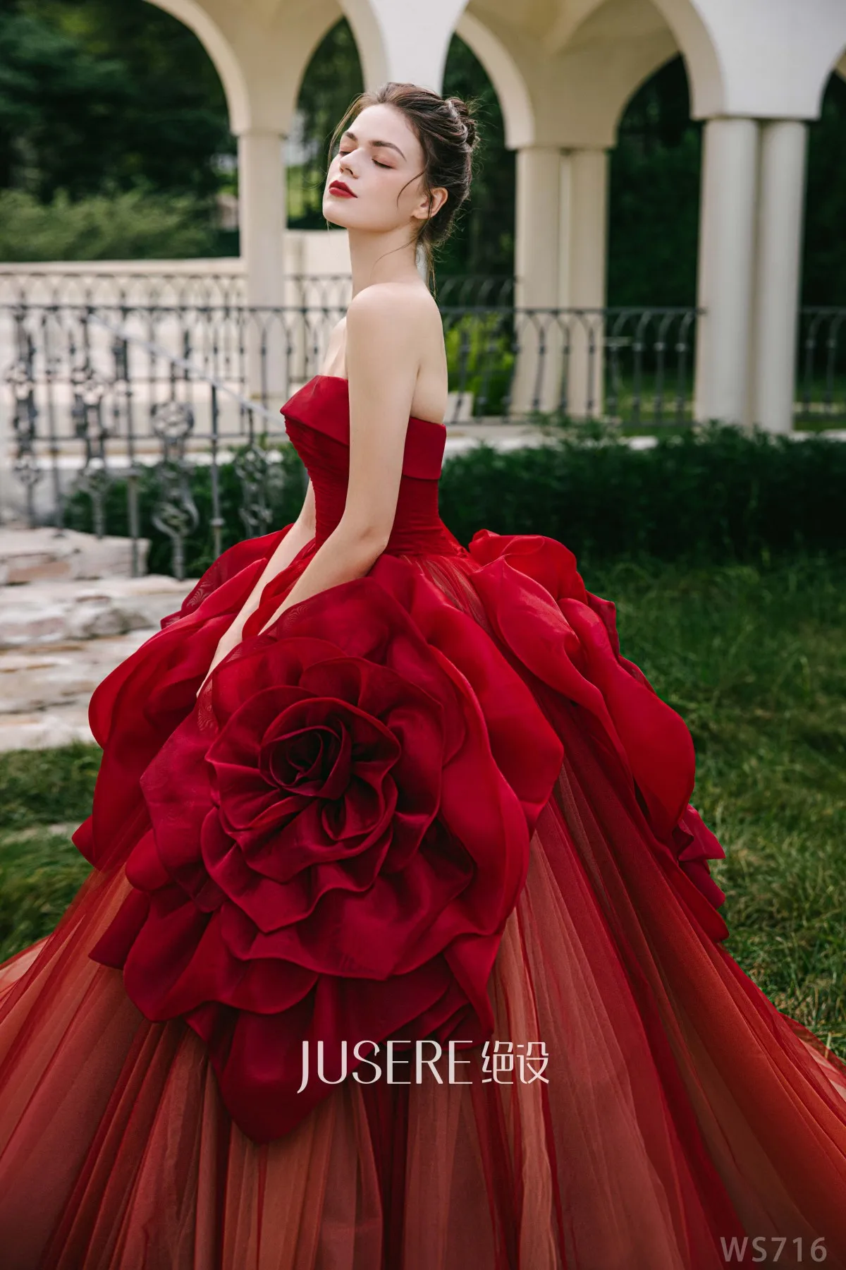 Latest Strapless Fitted Bodice Ball Gowns Evening Dresses Big 3D Flowers Gradient Red Prom Dresses