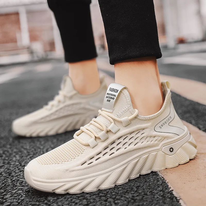 Men's shoes are breathable and slim with a height increase and a versatile casual sports shoe Men's sports shoes are trendy