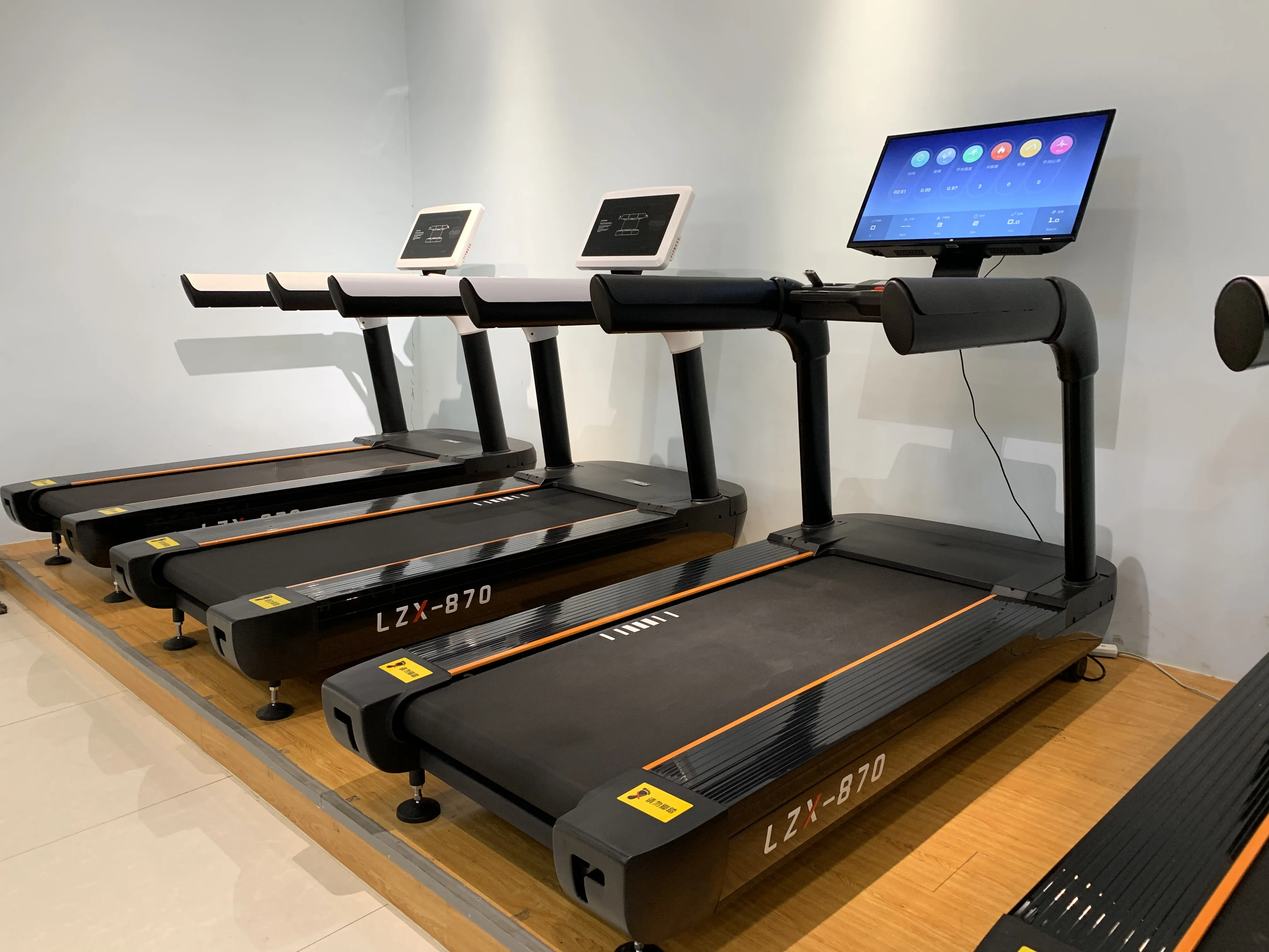 Hot Sale Commercial Motored Treadmill Running Machine With Big Screen TV  32'' Touch Screen Treadmill