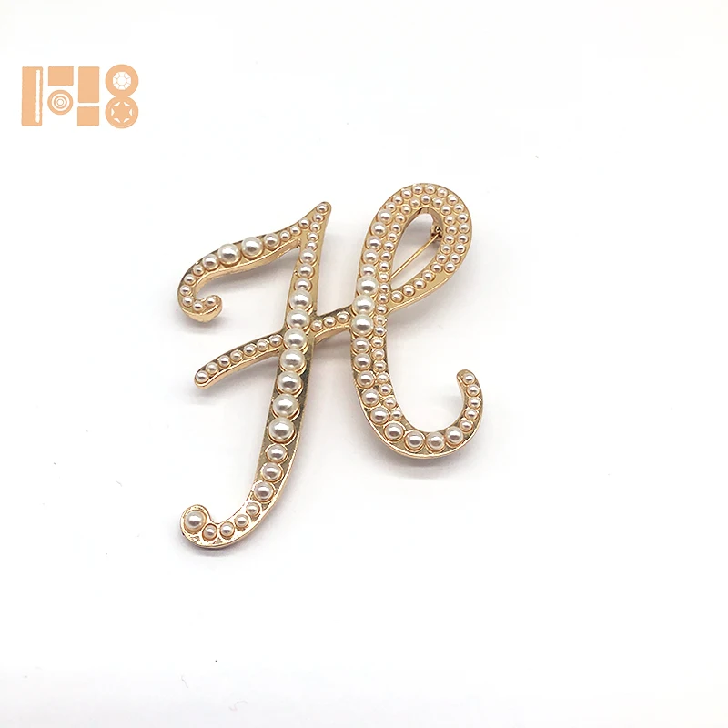 Broche Con Inicial Del Alfabeto K Chapado En Oro Y Perlas De Imitación Blancas Con Letra