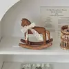 Figura de caballito balancín retro con cinta.