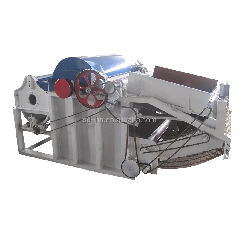 Откройте обрезки одежды из полиэфирного волокна используя ногти для разрыва чтобы держать длинные в качестве наполнителя открывания