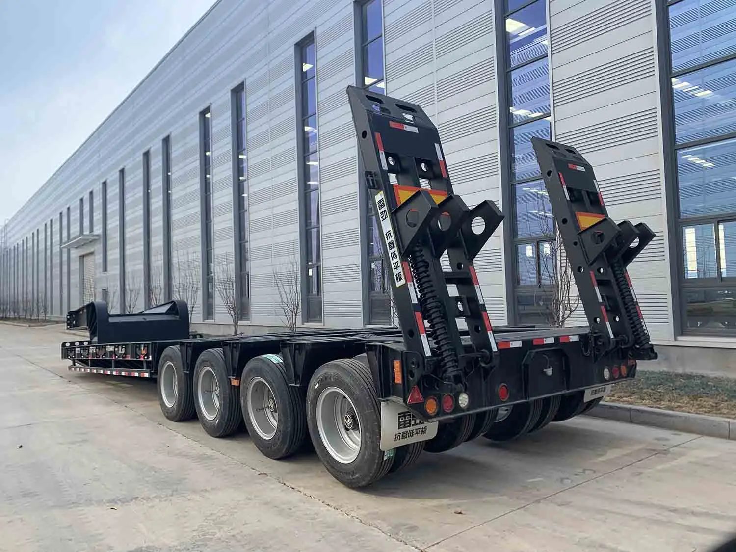 Vehicle Master 3 Axles 4 Axles 70 80 Ton Lowbed Semi Trailer Low Loader Transport Heavy Duty Equipment Extendable Lowboy Trailer