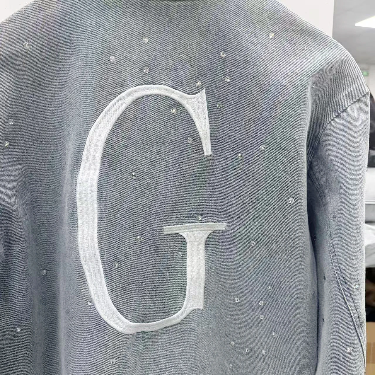 OEM Factory Custom Design Sun Faded Distressed Jeans Denim Jacket Streetwear Vintage Embroidery Rhinestone Men'S Denim Jacket gallery 2