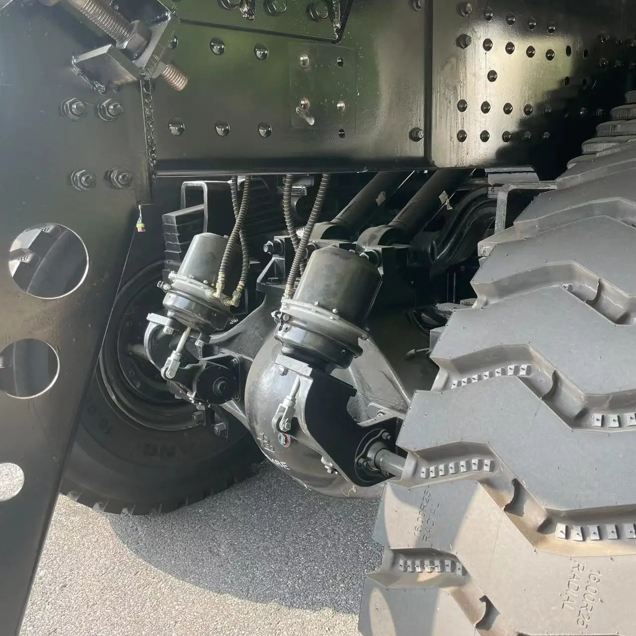 Heavy duty 370kW Electric Mining Dump Truck 138tons 60CBM 6x6 drive Permanent magnet synchronous 327.6kWh Lithium Battery