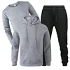 Gris clair avec un pantalon noir