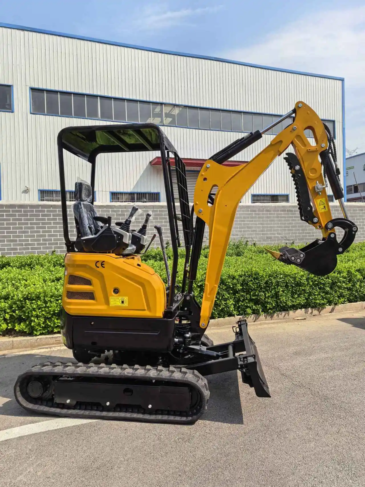 2 тонналык экскаватор-түрмөк, EURO 5 жана EPA сертификаты бар, айлануучу ичеги жана пилот менен иштетилет