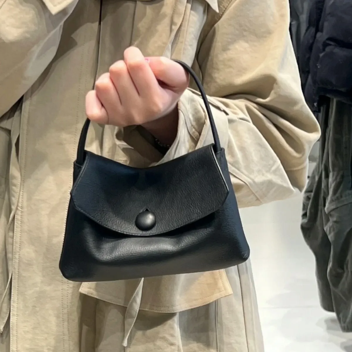 High-end Row-Style New-Style Sally Women’s Premium Genuine Leather Urban Simplicity Minimalist Design Button Detail Flap-Style