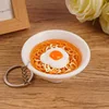 ชามสีขาวพร้อมบะหมี่ไข่ทอด