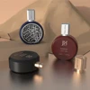 Frasco de perfume rojo