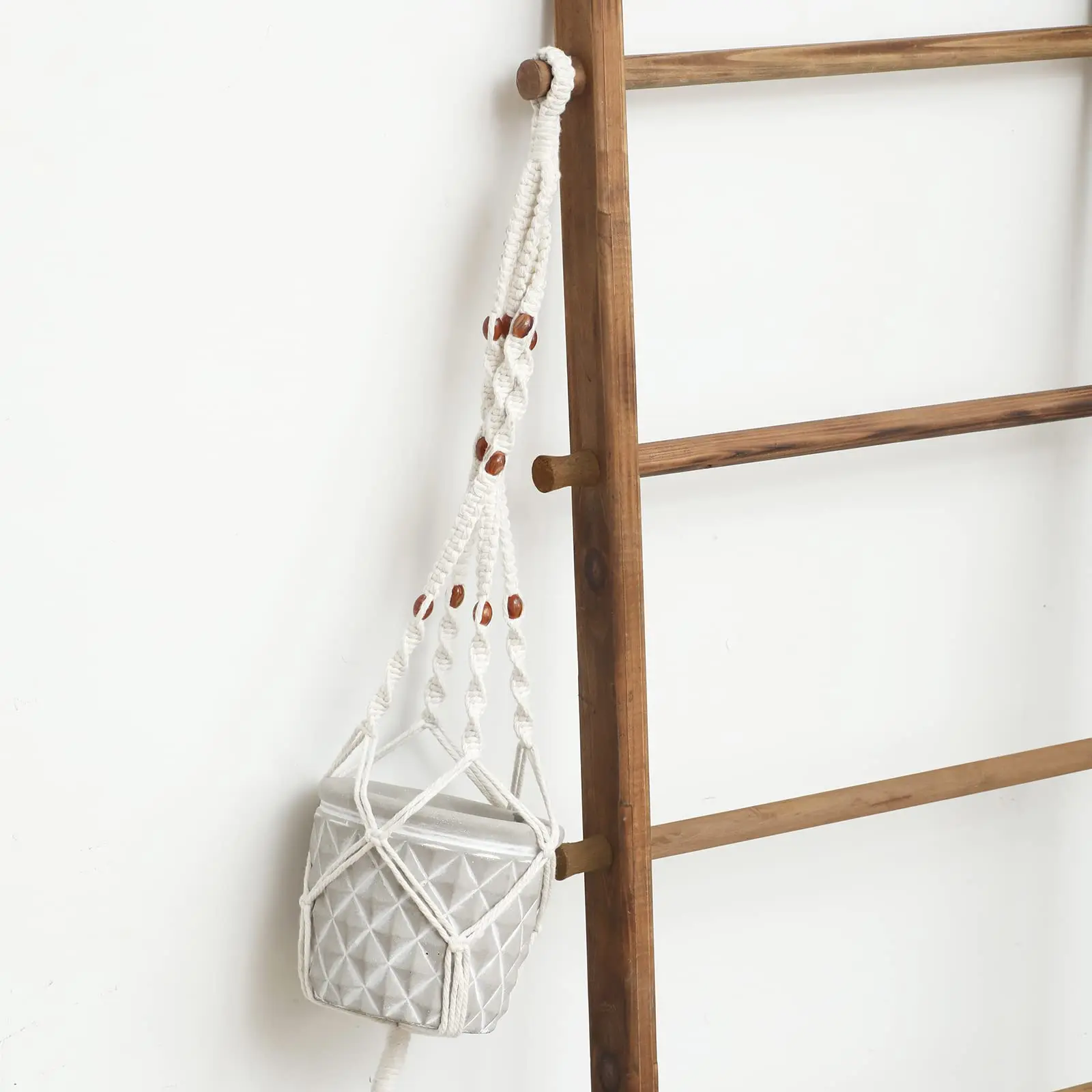 Wholesale Customized Farmhouse Rustic Wooden Blanket Ladder 5ft Wall  Leaning Ladder Shelf Wood Ladder Towel Rack with Bottom